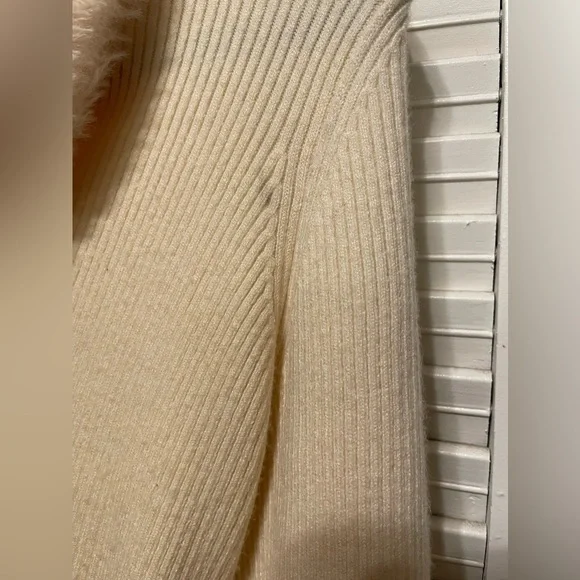 SHEIN - Beige sweater with faux fur at collar and cuffs (Medium) - Picture 3 of 5